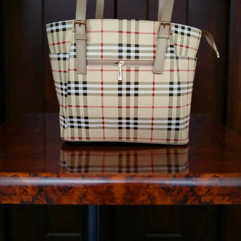 Classic checkered tote handbag in beige with back zipper pocket